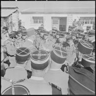 Cote 811. Le général de Gaulle avec les officiers.