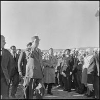 Arrivée du général de Gaulle à Aziz. Il salue la foule.