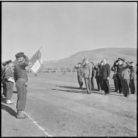 Drop zone (DZ) de Zenata. Le général de Gaulle salue les troupes d'un régiment d'infanterie coloniale du Maroc.