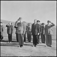 Drop zone (DZ) de Zenata. Le général de Gaulle salue les troupes.
