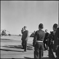 Drop zone (DZ) de Zenata. Le général de Gaulle salue les troupes.