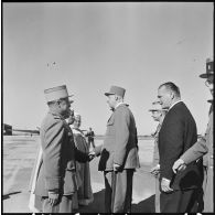 Drop zone (DZ) de Zenata. Le général de Gaulle salue une autorité locale.