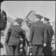 Drop zone (DZ) de Zenata. Le général de Gaulle salue les autorités.