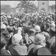 Tlemncen. Sur la place Eugène Etienne, le général de Gaulle prend contact avec la foule.