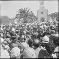 Tlemncen. Sur la place Eugène Etienne, le général de Gaulle prend contact avec la foule.
