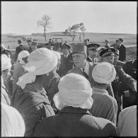 Le général de Gaulle salue la foule.