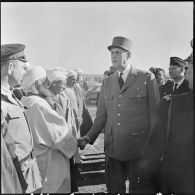Le général de Gaulle salue la foule.