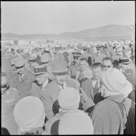 Arrivée du général de Gaulle à Aziz. Il salue la foule.