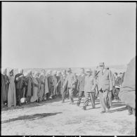Le général de Gaulle et sa suite saluant la foule à Zenata.