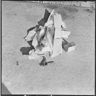 Alger. Les artificiers de la police d'Etat. Présentation de l'engin (obus de 81 mm).