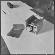 Alger. Les artificiers de la police d'Etat. Bombe en métal renfermant de la dynamite gommé comme explosif (découverte à la grande poste le 25 décembre 1957).