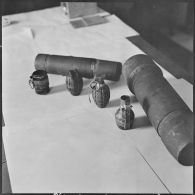 Alger. Les artificiers de la police d'Etat. Quelques engins de types différents.