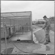 Le camp du 541e groupe vétérinaire (GV). Nettoyage des niches.