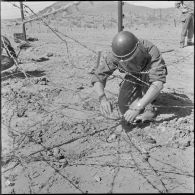 Activités du 1er bataillon du 19e régiment du génie (RG) de Colomb-Béchar. Pose des mines.