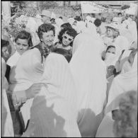 Manifestation de femmes en faveur du général de Gaulle. [Description en cours]