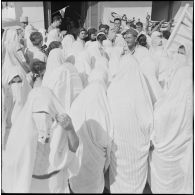 Manifestation de femmes en faveur du général de Gaulle. [Description en cours]