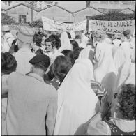 Manifestation de femmes en faveur du général de Gaulle. [Description en cours]