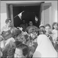 Manifestation de femmes en faveur du général de Gaulle. [Description en cours]