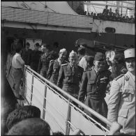 Débarquement de militaires en provenance de Marseille dans le port d'Alger. [Description en cours]