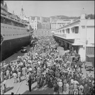 Débarquement de militaires en provenance de Marseille dans le port d'Alger. [Description en cours]