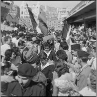 Débarquement de militaires en provenance de Marseille dans le port d'Alger. [Description en cours]