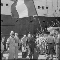 Débarquement de militaires en provenance de Marseille dans le port d'Alger. [Description en cours]