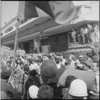 Débarquement de militaires en provenance de Marseille dans le port d'Alger. [Description en cours]