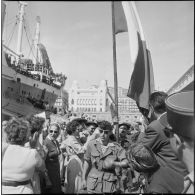Débarquement de militaires en provenance de Marseille dans le port d'Alger. [Description en cours]