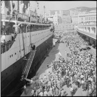 Débarquement de militaires en provenance de Marseille dans le port d'Alger. [Description en cours]