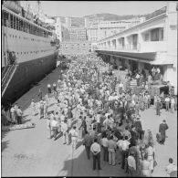 Débarquement de militaires en provenance de Marseille dans le port d'Alger. [Description en cours]
