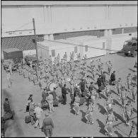 Débarquement de militaires en provenance de Marseille dans le port d'Alger. [Description en cours]