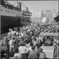 Débarquement de militaires en provenance de Marseille dans le port d'Alger. [Description en cours]