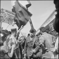Débarquement de militaires en provenance de Marseille dans le port d'Alger. [Description en cours]