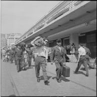 Débarquement de militaires en provenance de Marseille dans le port d'Alger. [Description en cours]