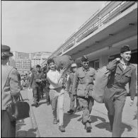 Débarquement de militaires en provenance de Marseille dans le port d'Alger. [Description en cours]