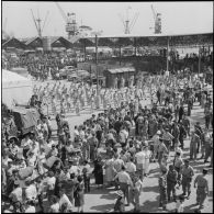 Débarquement de militaires en provenance de Marseille dans le port d'Alger. [Description en cours]
