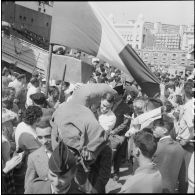 Débarquement de militaires en provenance de Marseille dans le port d'Alger. [Description en cours]