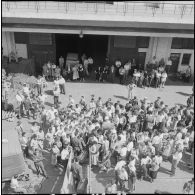 Débarquement de militaires en provenance de Marseille dans le port d'Alger. [Description en cours]