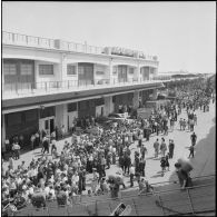 Débarquement de militaires en provenance de Marseille dans le port d'Alger. [Description en cours]