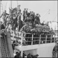 Débarquement de militaires en provenance de Marseille dans le port d'Alger. [Description en cours]