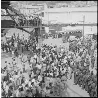 Débarquement de militaires en provenance de Marseille dans le port d'Alger. [Description en cours]