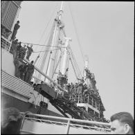Débarquement de militaires en provenance de Marseille dans le port d'Alger. [Description en cours]
