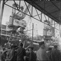 Débarquement de militaires en provenance de Marseille dans le port d'Alger. [Description en cours]