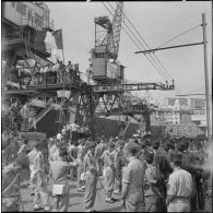 Débarquement de militaires en provenance de Marseille dans le port d'Alger. [Description en cours]