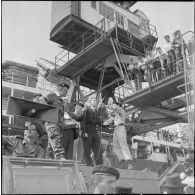 Débarquement de militaires en provenance de Marseille dans le port d'Alger. [Description en cours]