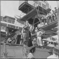 Débarquement de militaires en provenance de Marseille dans le port d'Alger. [Description en cours]
