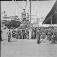 Débarquement de militaires en provenance de Marseille dans le port d'Alger. [Description en cours]