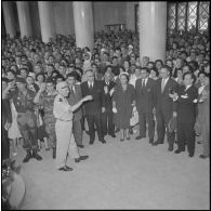 Dépôt de gerbe de fleurs à la stèle dédiée aux fonctionnaires du ministère de l'Algérie. [Description en cours]