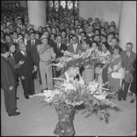 Dépôt de gerbe de fleurs à la stèle dédiée aux fonctionnaires du ministère de l'Algérie. [Description en cours]