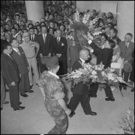 Dépôt de gerbe de fleurs à la stèle dédiée aux fonctionnaires du ministère de l'Algérie. [Description en cours]